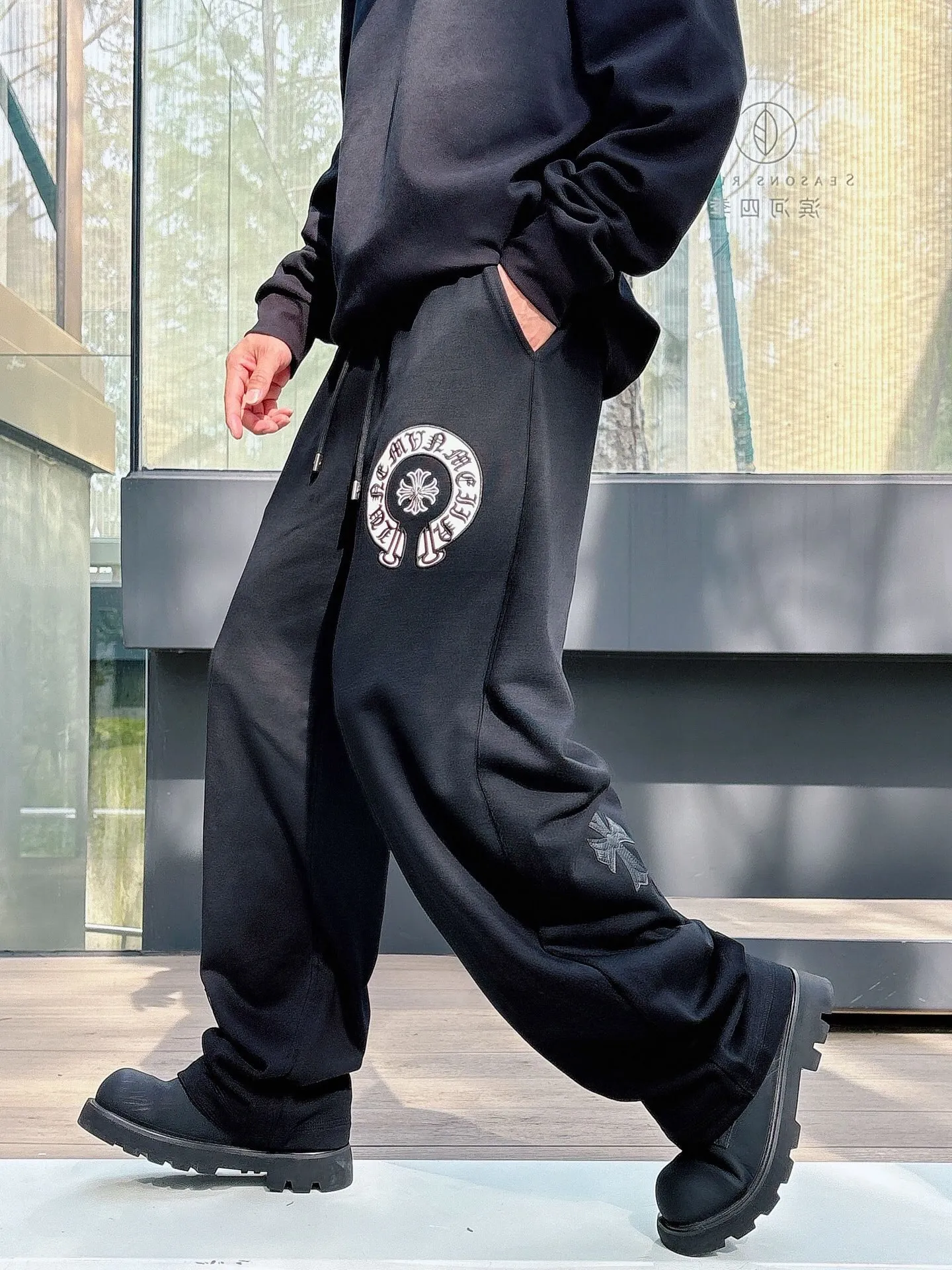 P486 ChromeHearts ChromeHearts terry pants. The pursuit of quality absolutely guarantees quality! The texture is clearly visible, the texture is soft, delicate and smooth, and the customized three-dimensional embroidery and leather craftsmanship are full of drape! The workmanship is fine and the shoulder lines are smooth. All imported chain machines are used to make the shoulder rolling strips. It has a certain thickness and is not made of cheap material but has a shiny feel that is comfortable and not tight on the upper body. It is the most avant-garde street item that can be easily matched by both men and women!  Color: black white Size: m-3xl Style number: 3750